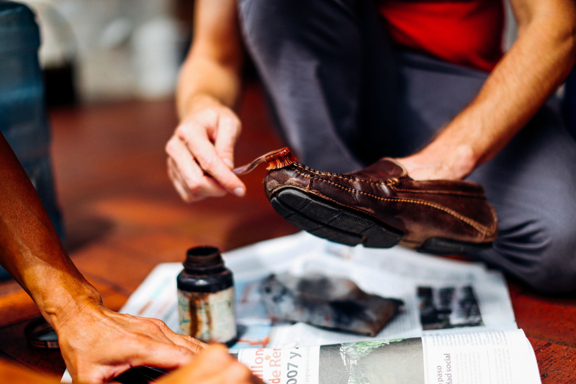 Nettoyer le daim au quotidien avec des astuces de grand-mère qui respectent la matière — nettoyage de chaussures en daim avec brosse