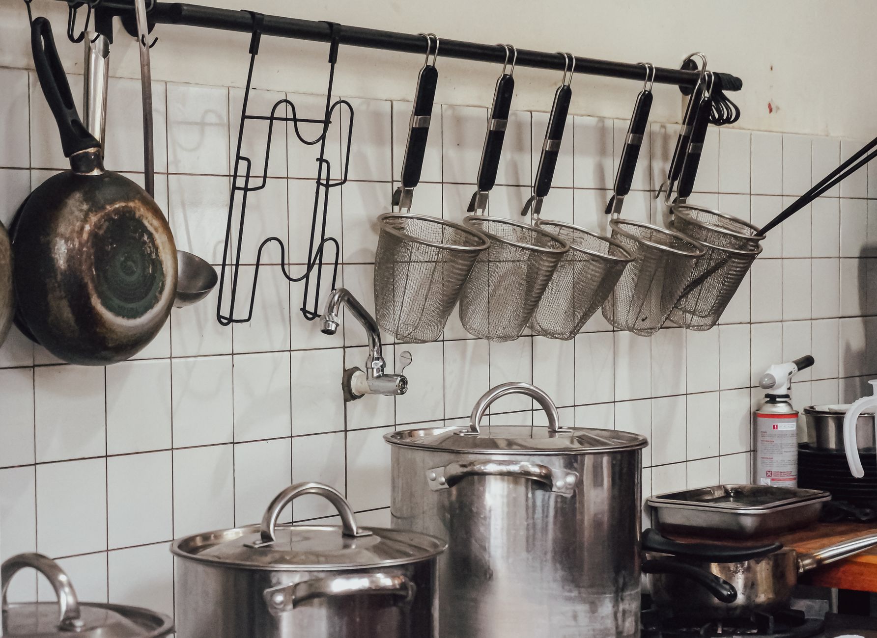 Poêle en inox et danger santé : ce que disent vraiment la science et les tests — casserole en inox dans une cuisine