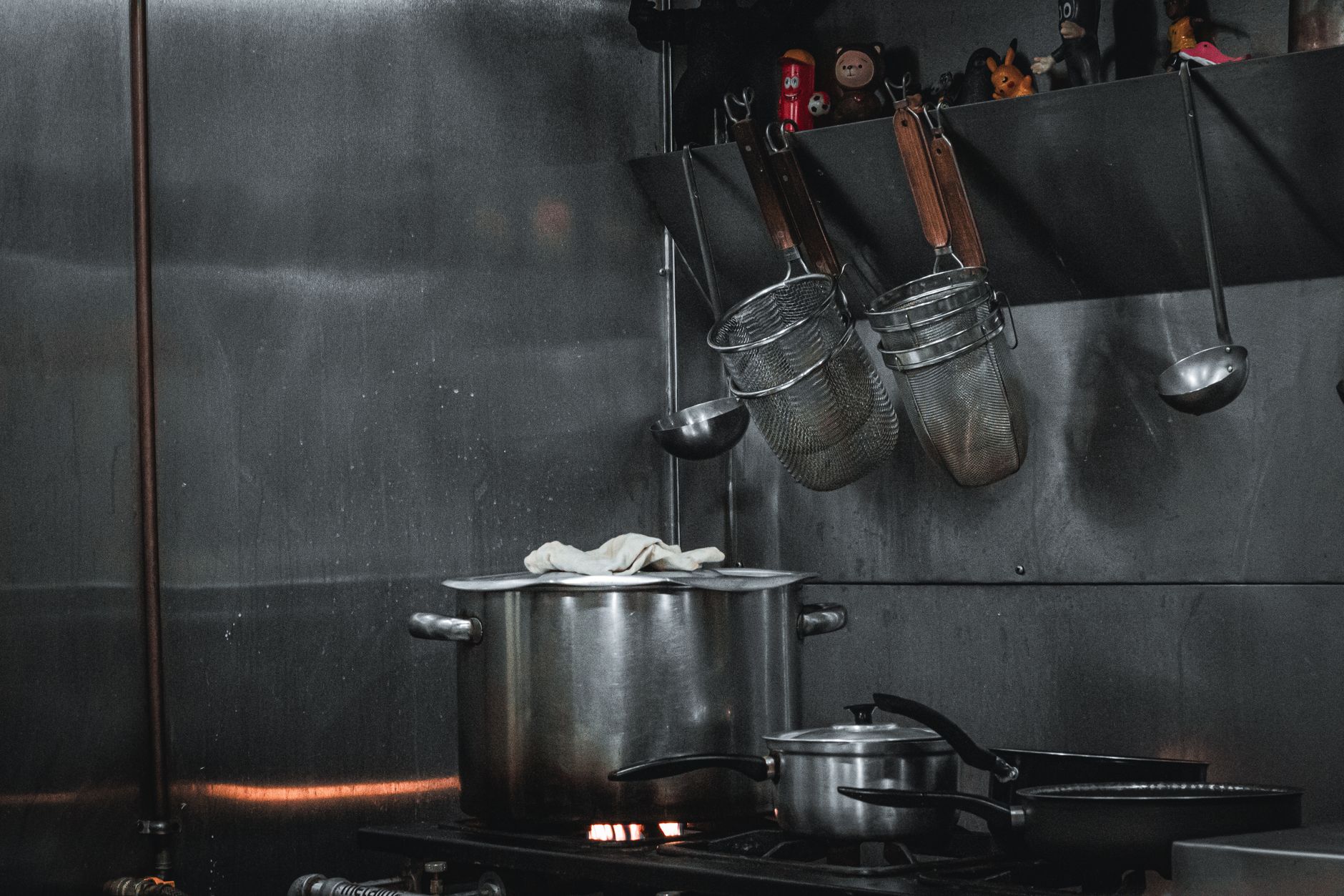 Poêle en inox dangereuse pour — casserole en inox dans une cuisine