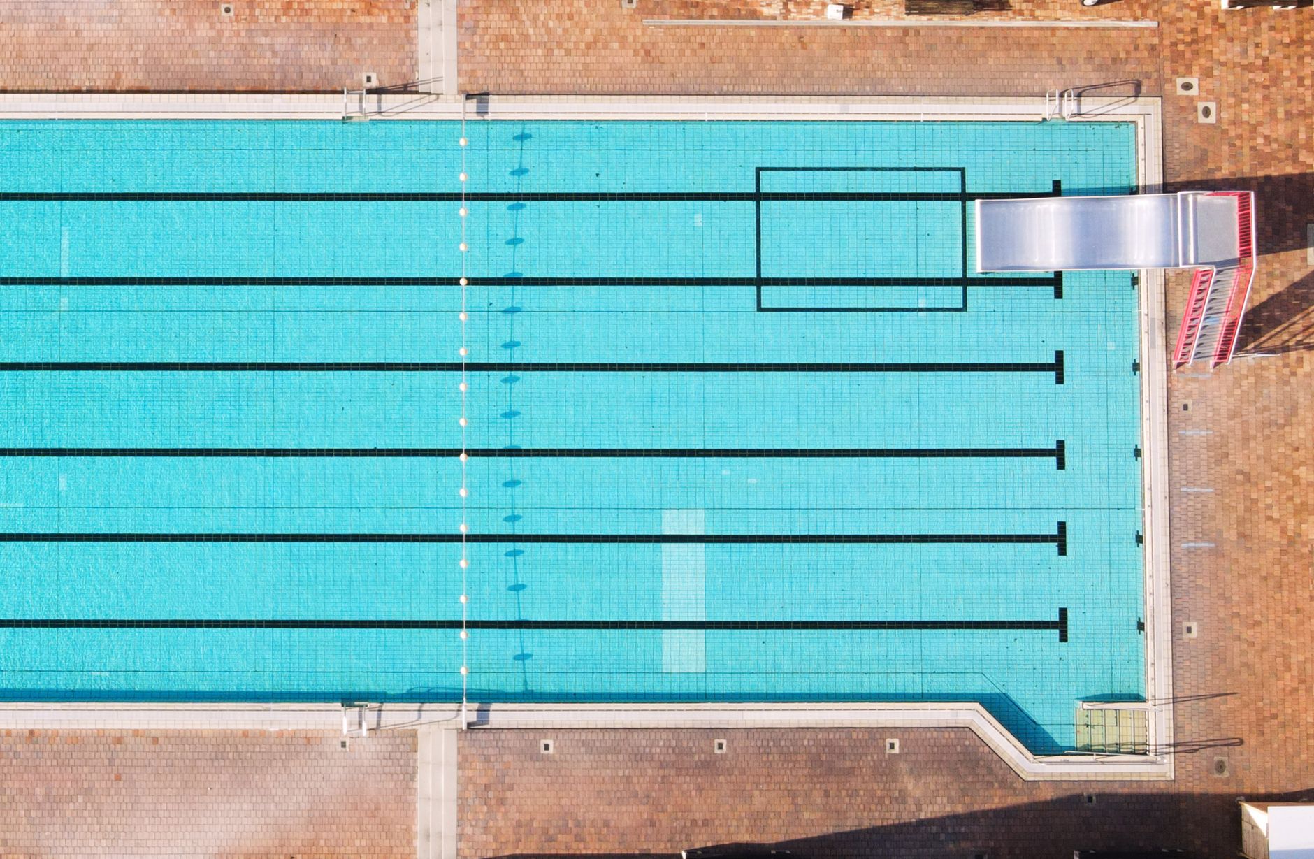 Fonctionnement d’une piscine au sel et impact d’un traitement choc — entretien piscine au sel chlore choc