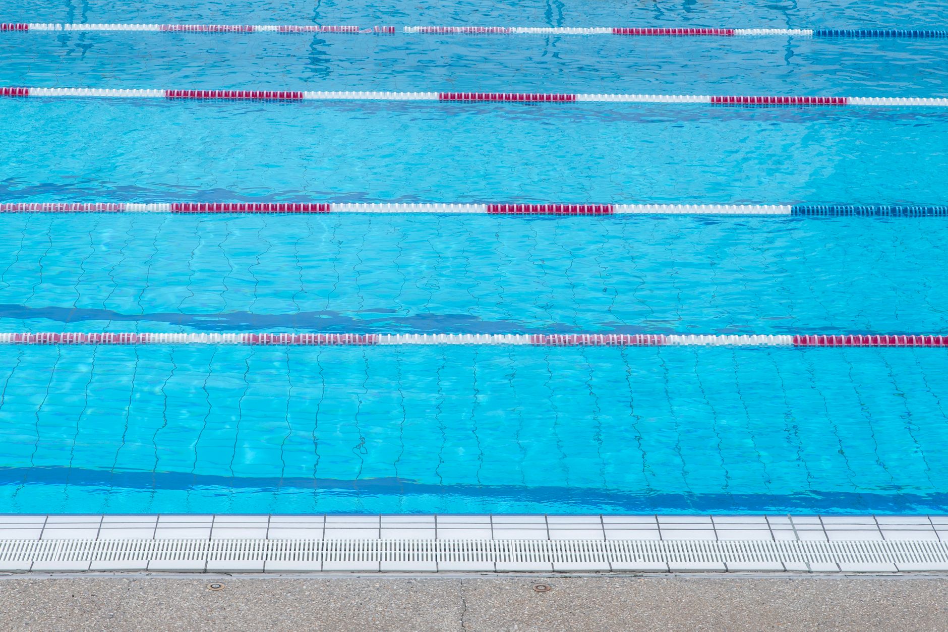 Chlore choc dans une piscine — entretien piscine au sel chlore choc