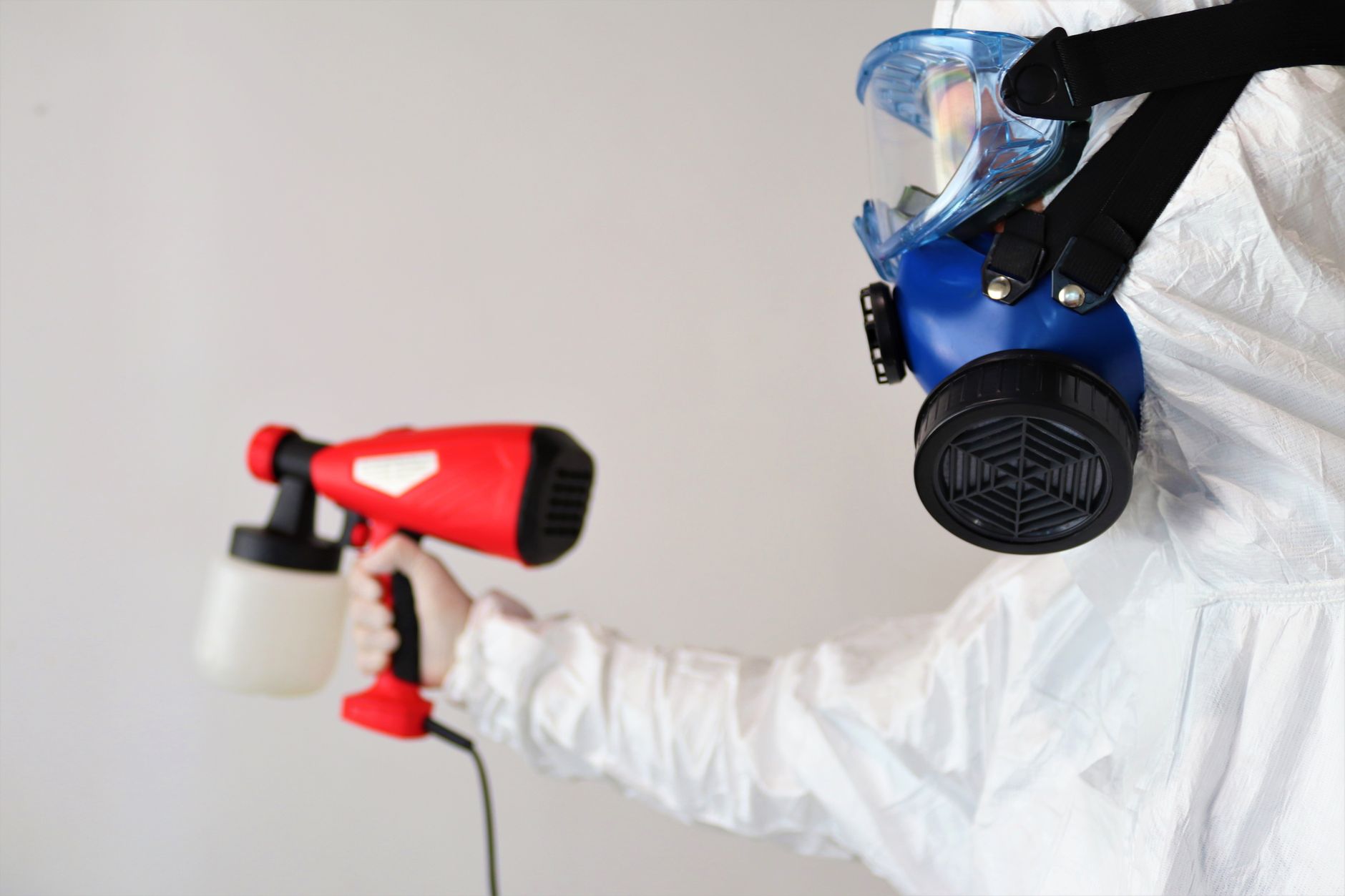 Comprendre pourquoi la moisissure s’installe sur les murs avant de la retirer — nettoyage moisissure mur