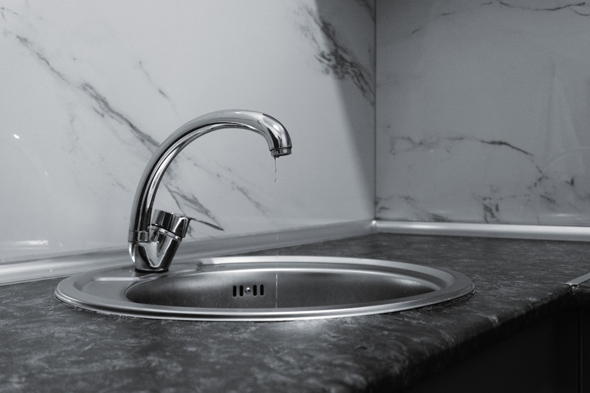Déboucher une canalisation sans produit chimique agressif : comprendre ce qui bloque réellement — plombier débouchant évier cuisine