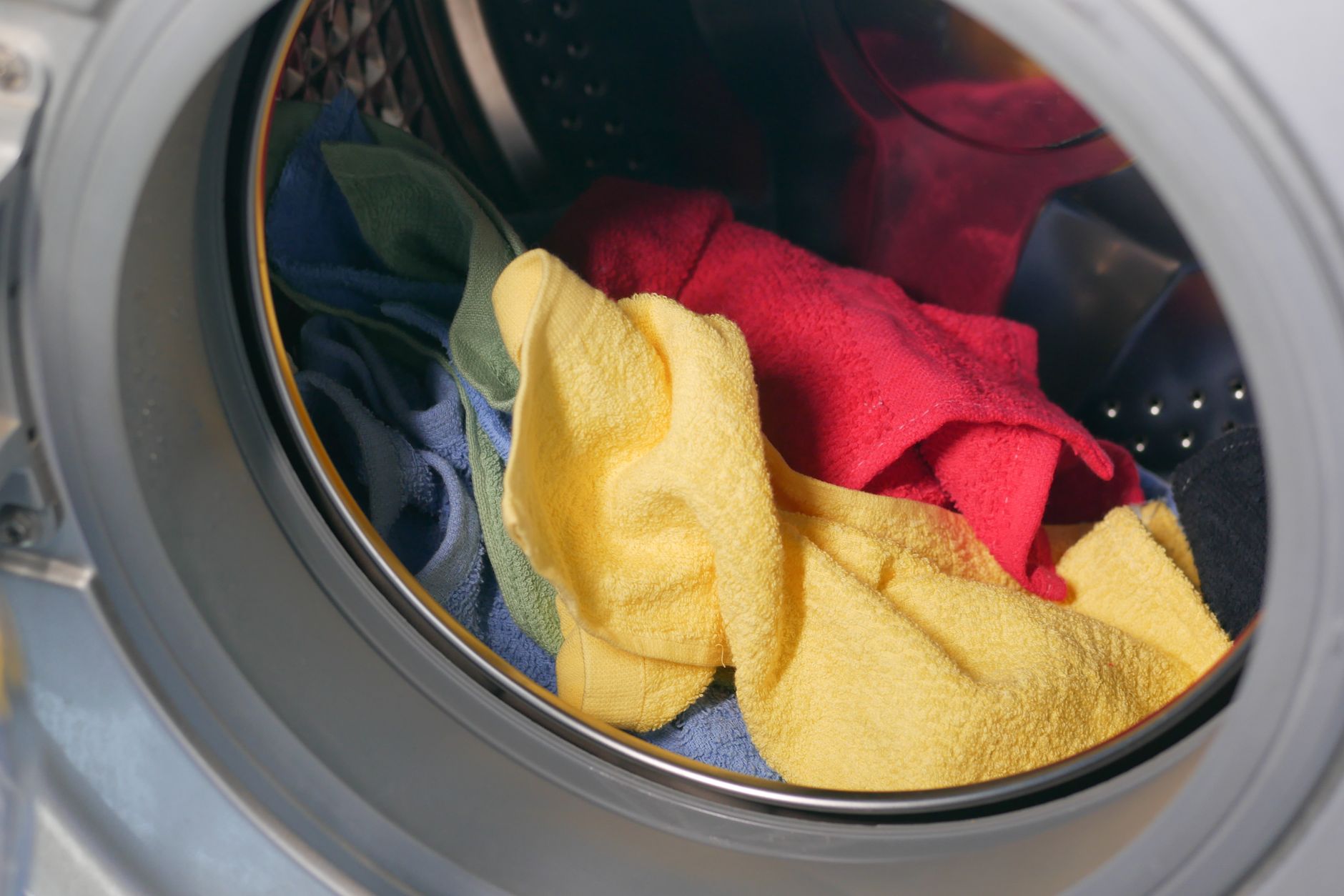 Marques lave-linge à éviter en 2026 : la liste noire expliquée point par point — lave-linge cassé fuyant de l'eau
