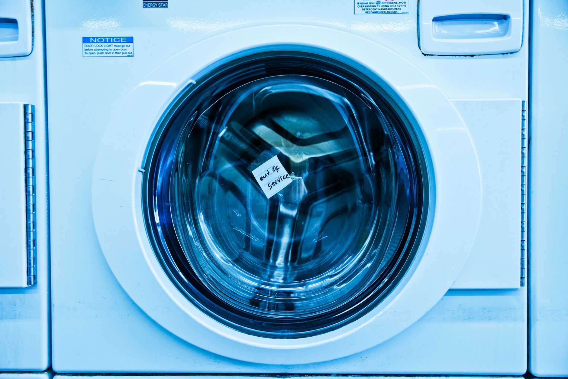 Marques de lave-linge à éviter — lave-linge cassé fuyant de l'eau