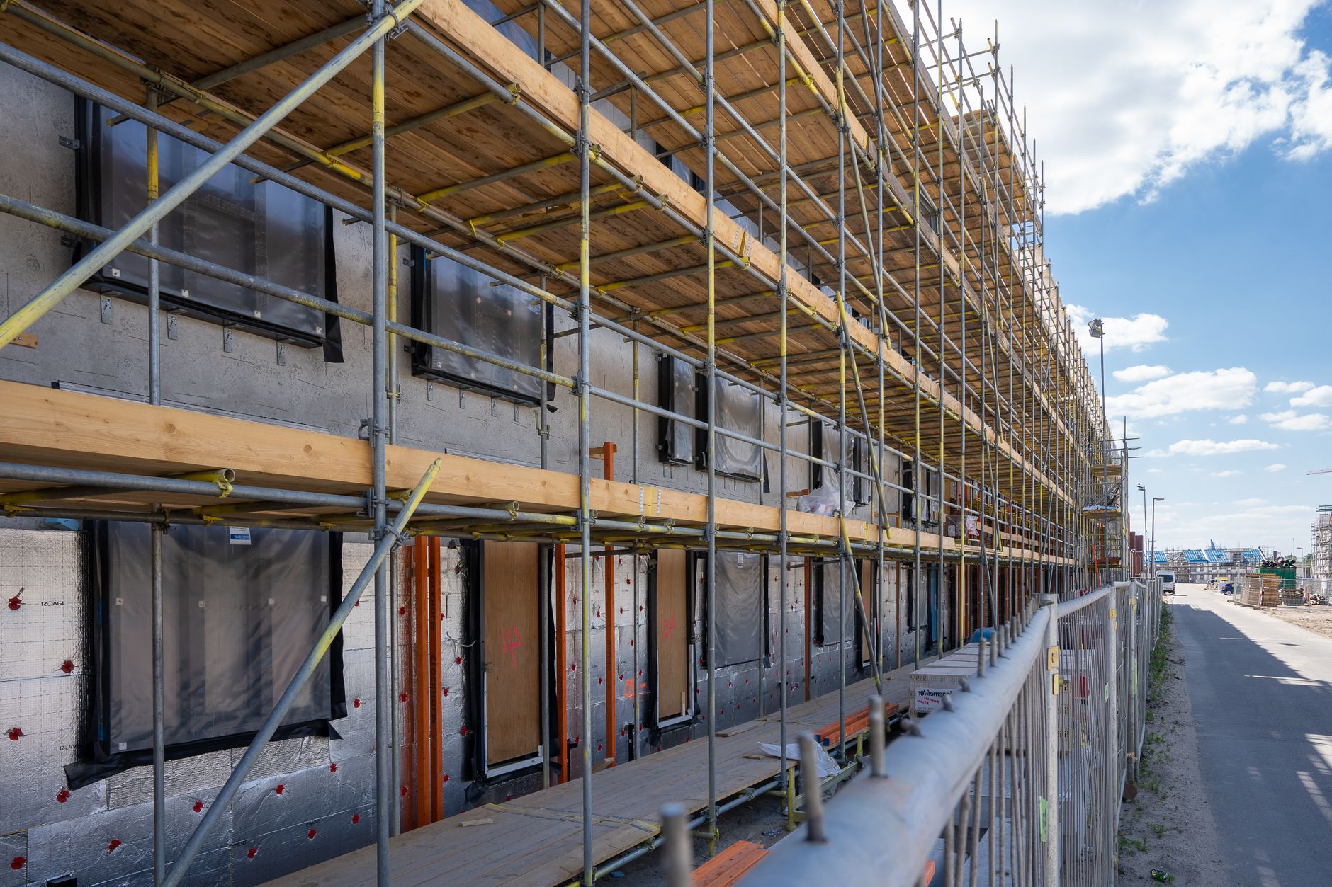 Modèle d’affiche travaux dans un immeuble : texte prêt à adapter et erreurs évitables — chantier de construction rénovation immeuble