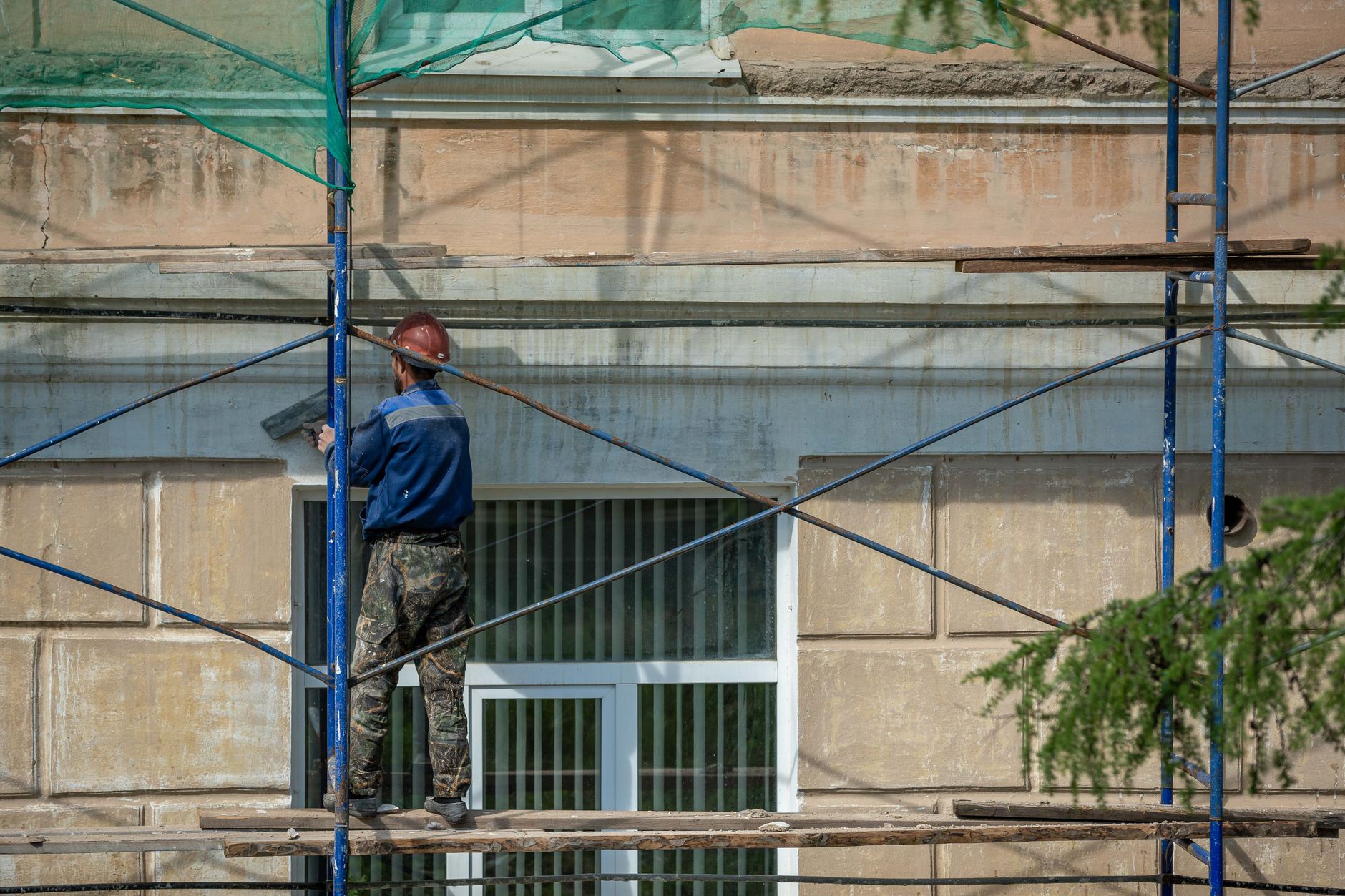 Modèle d'affiche travaux dans un — chantier de construction rénovation immeuble