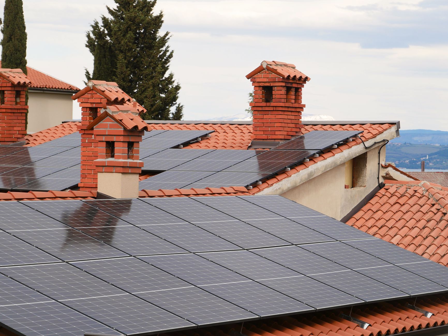 Panneau solaire 2000 W : comprendre enfin ce que représente cette puissance chez vous — installation de panneaux solaires sur toit