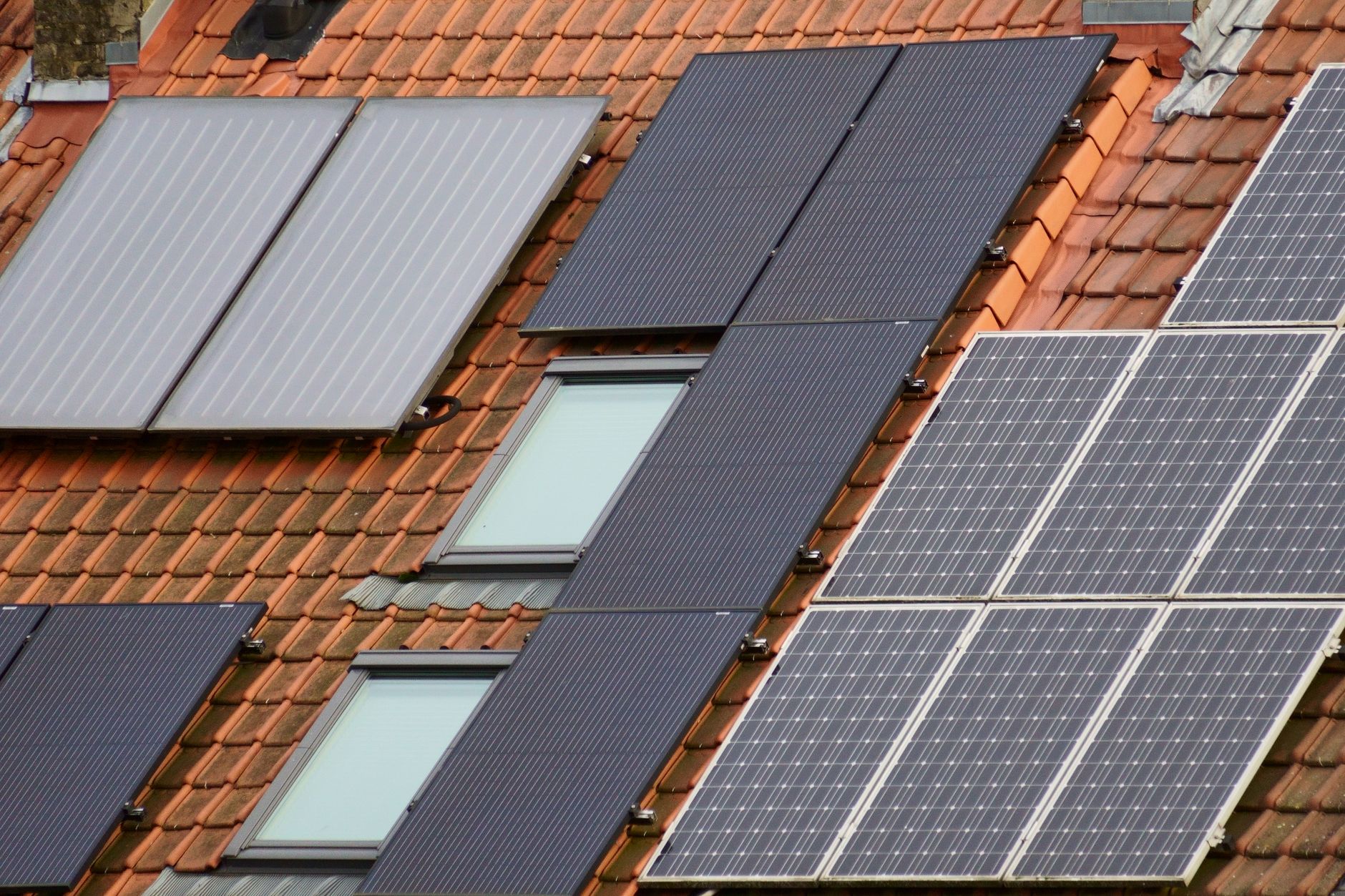 Que peut vraiment alimenter un panneau solaire 400 W au quotidien ? — panneau solaire sur toit avec soleil