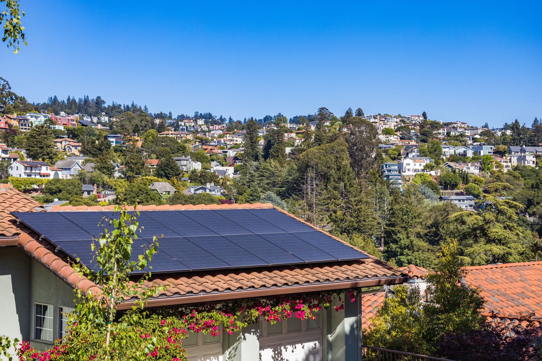 Panneau solaire 400 W quels — panneau solaire sur toit avec soleil