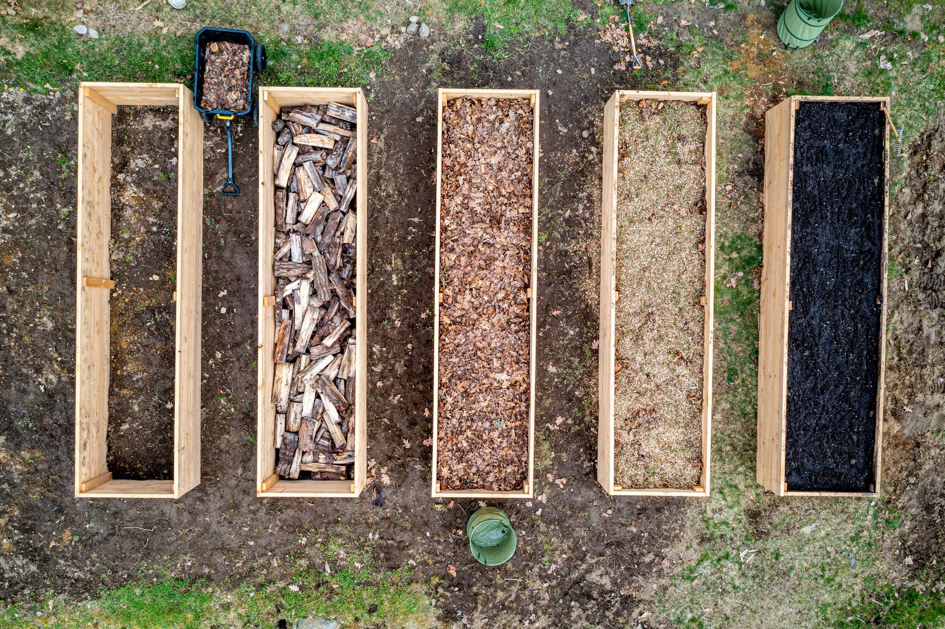 Que mettre au fond d'un — carré potager surélevé avec couches de terre