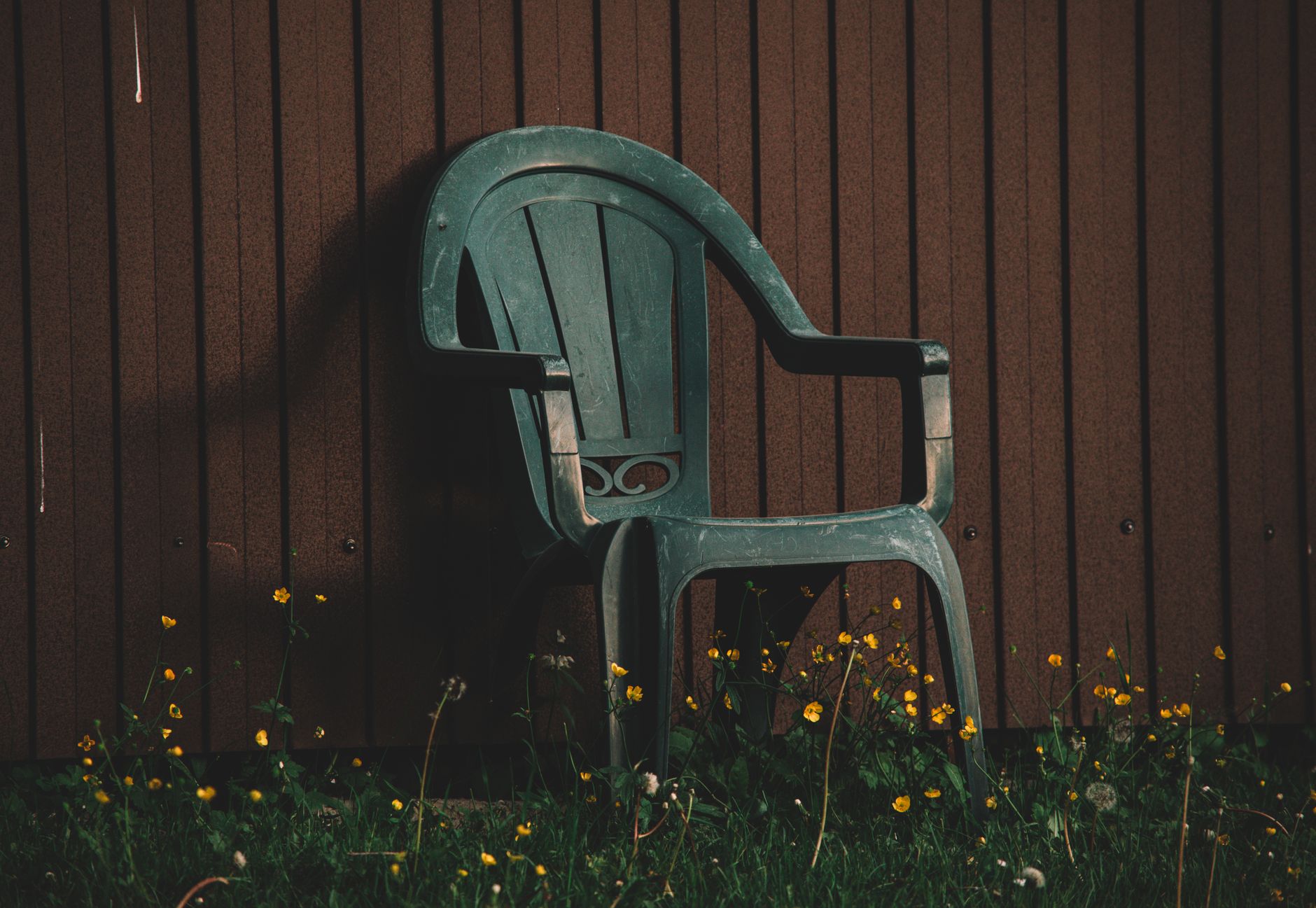 Raviver un salon de jardin — nettoyage mobilier jardin en plastique noir