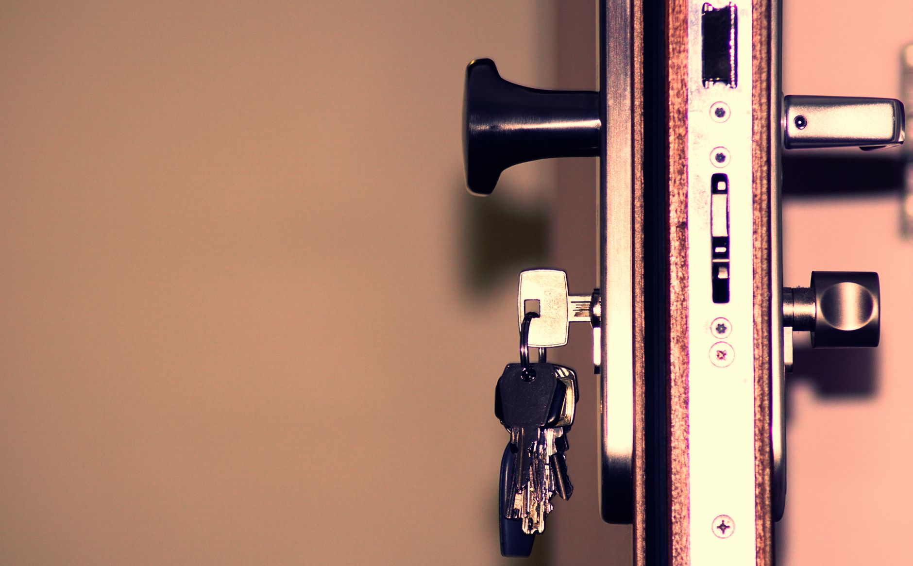 Pousser une clé dans une — clé tournant dans une serrure gros plan